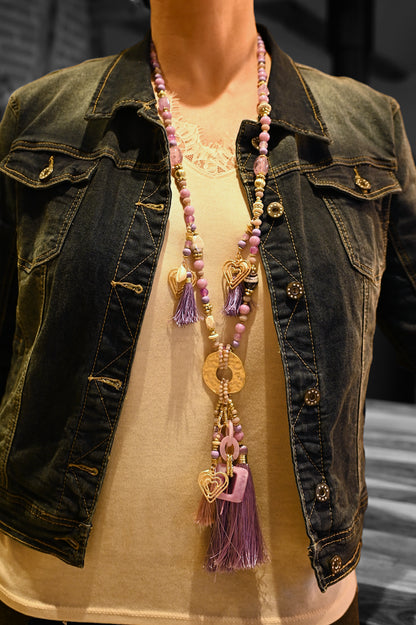 Collier sautoir fantaisie lilas médaillon doré et breloques