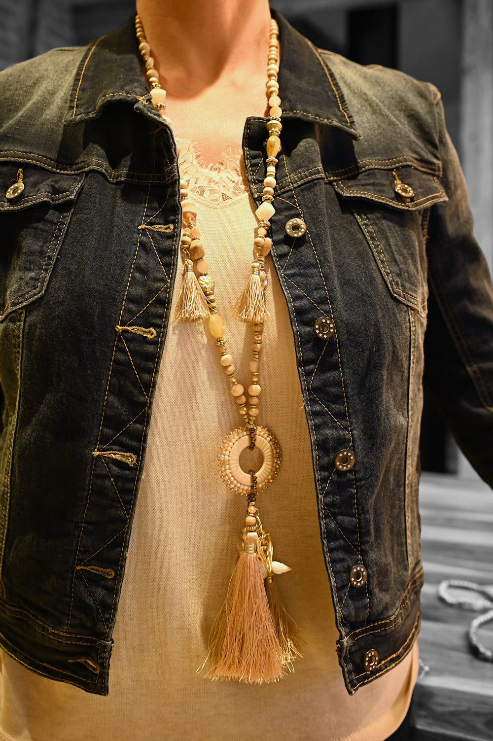 Collier sautoir fantaisie nuances beige médaillon rond pompons et breloques