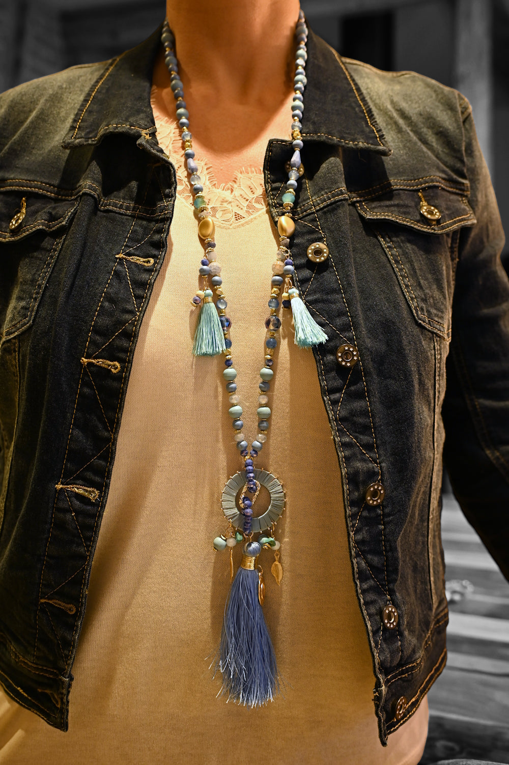 Collier sautoir fantaisie nuances bleu médaillon rond pompon