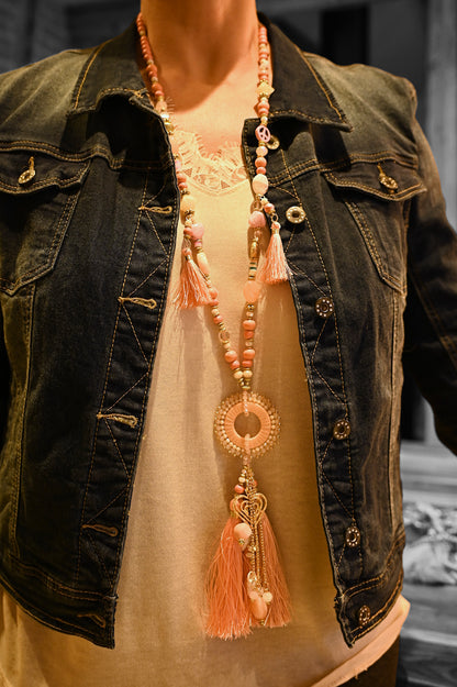 Collier sautoir fantaisie nuances rose médaillon rond pompons et breloques