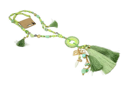 Collier sautoir fantaisie nuances vert médaillon rond pompons et breloques