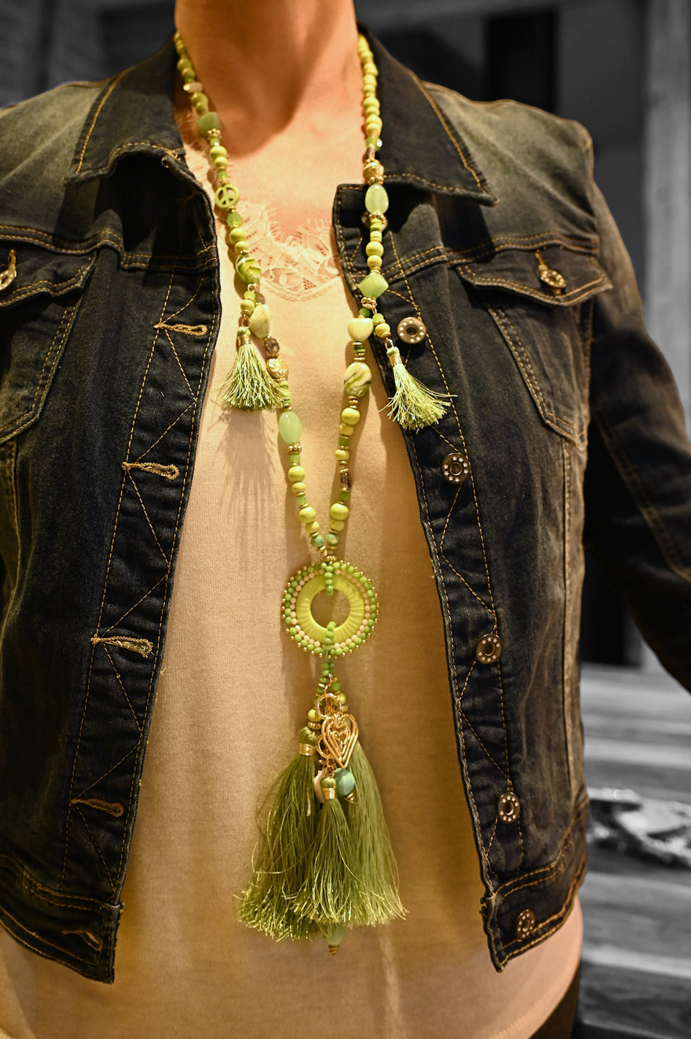 Collier sautoir fantaisie nuances vert médaillon rond pompons et breloques