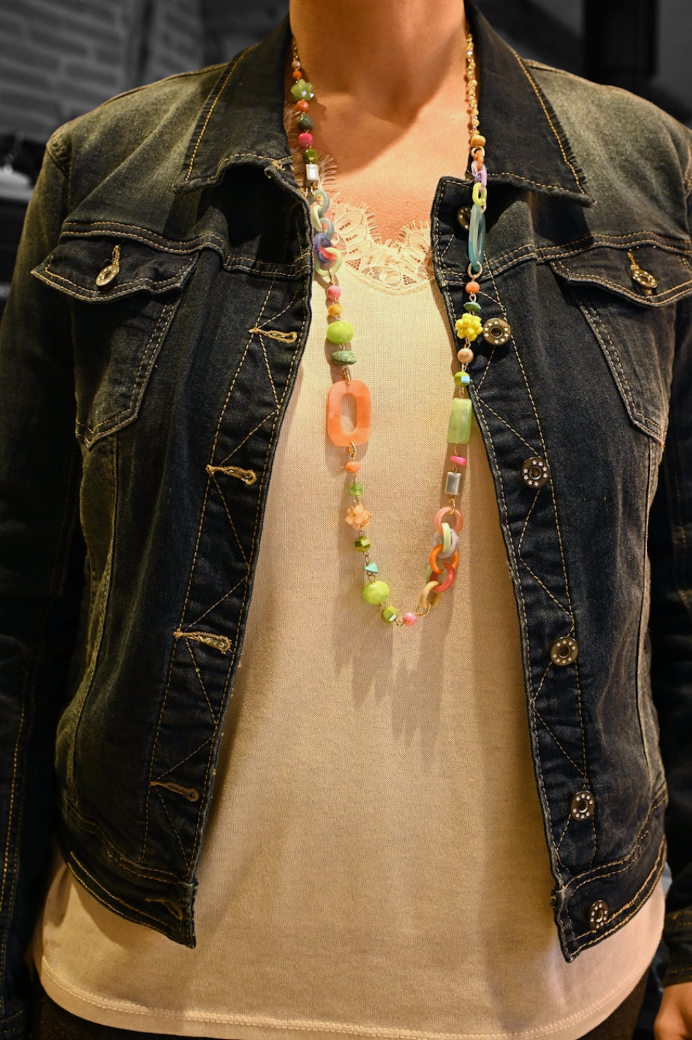 Collier sautoir fin multicolore perles et formes variées