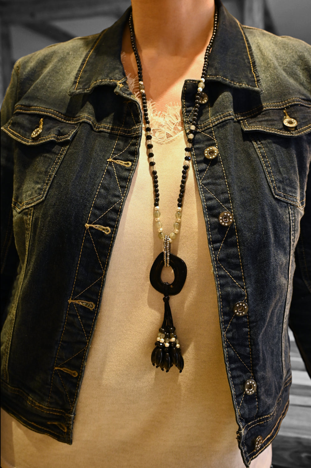 Collier sautoir noir médaillon résine breloques assorties