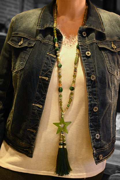 Collier sautoir étoile nuances vertes kaki