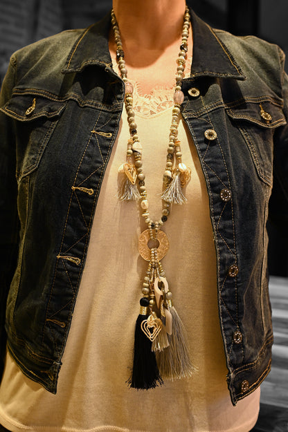 Collier sautoir fantaisie gris et noir médaillon doré et breloques