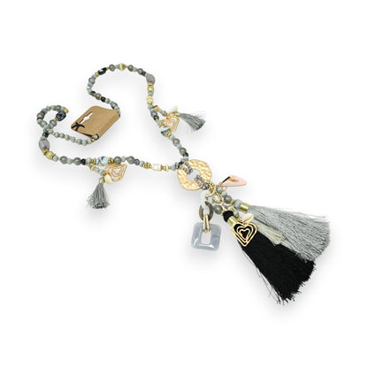 Collier sautoir fantaisie gris et noir médaillon doré et breloques