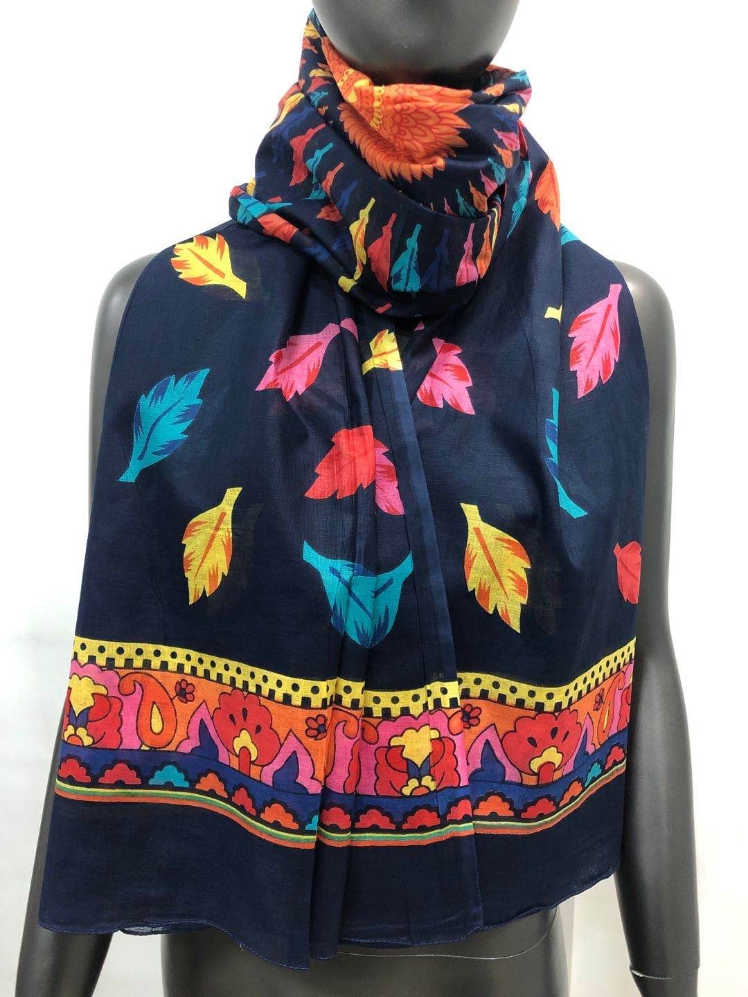 Foulard bleu marine imprimé plumes multicolores