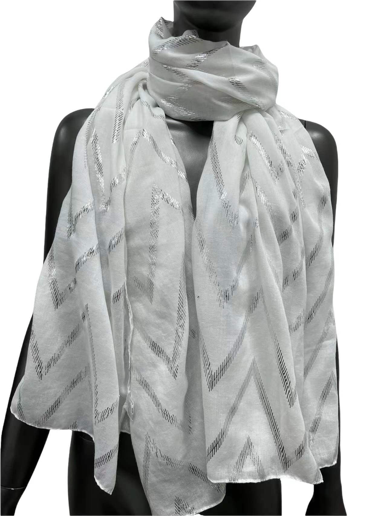 Foulard fluide blanc aux détails argentés