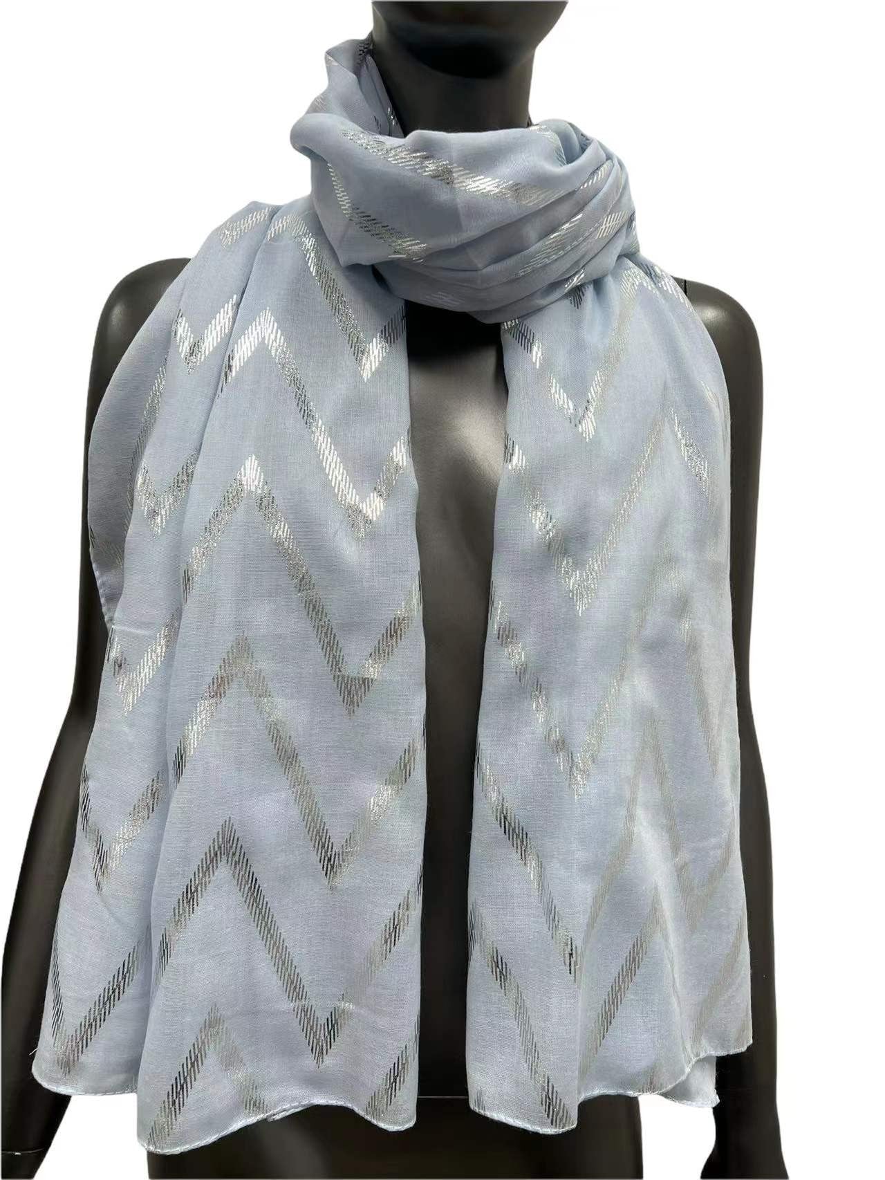 Foulard fluide bleu ciel orné de touche argentée