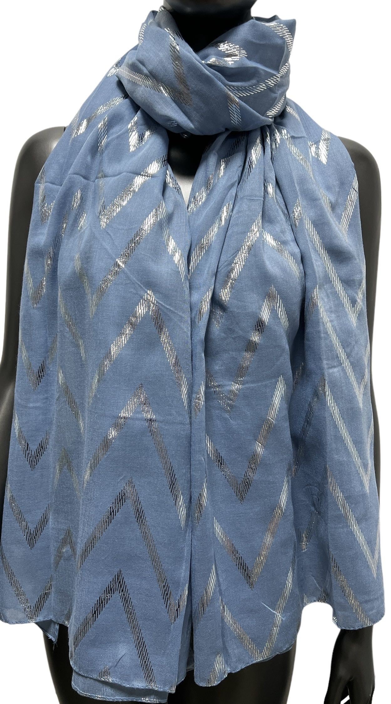 Foulard fluide bleu jeans orné de touche argentée