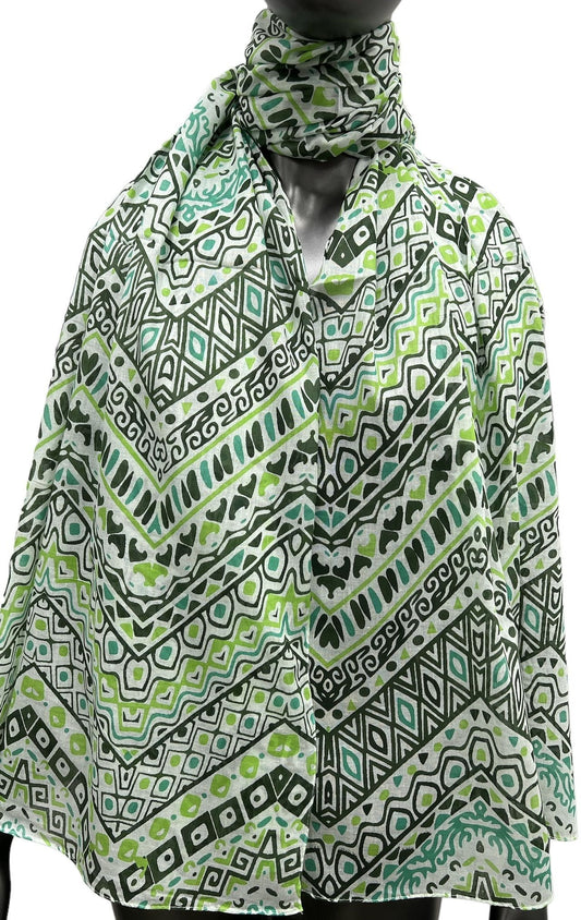 Foulard motif ethnique dans les dégradés de vert