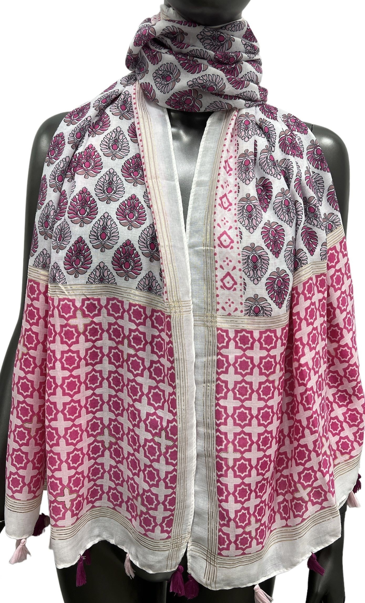 Foulard motif ethnique nuance rose