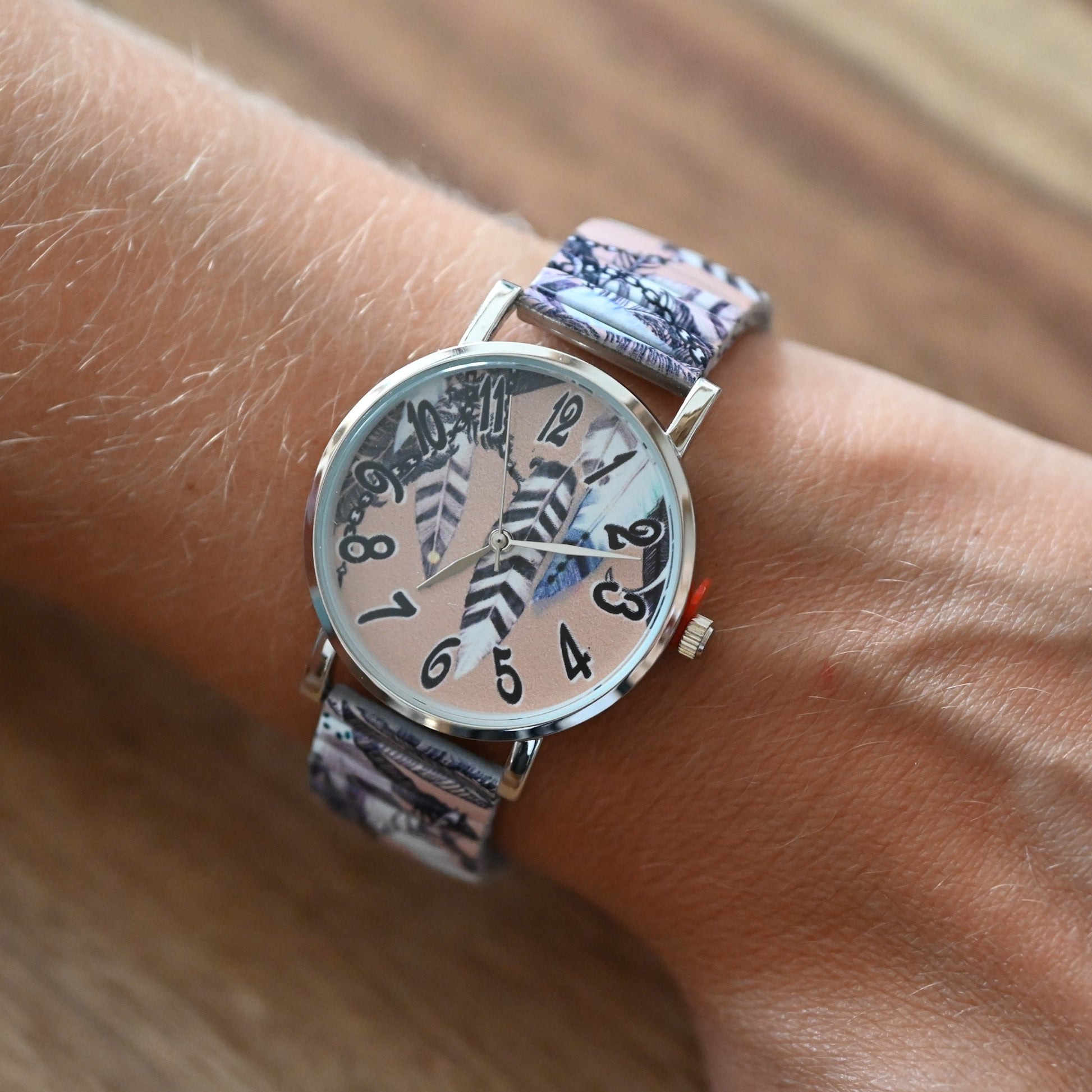 Montre Ernest  plume fond saumon